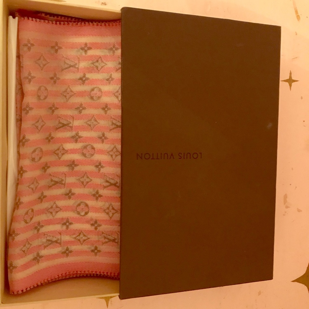 New in box Louis Vuitton twilly scarf